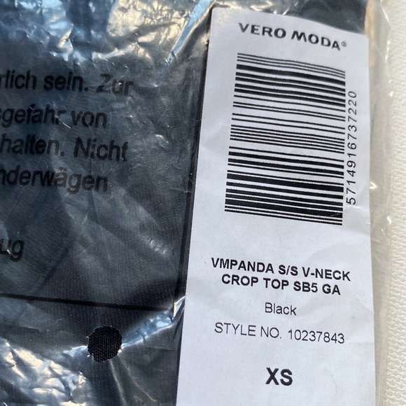 Vero Moda Panda Short Sleeve V-Neck Black Crop Top, Size XS, NWT - Picture 5 of 9